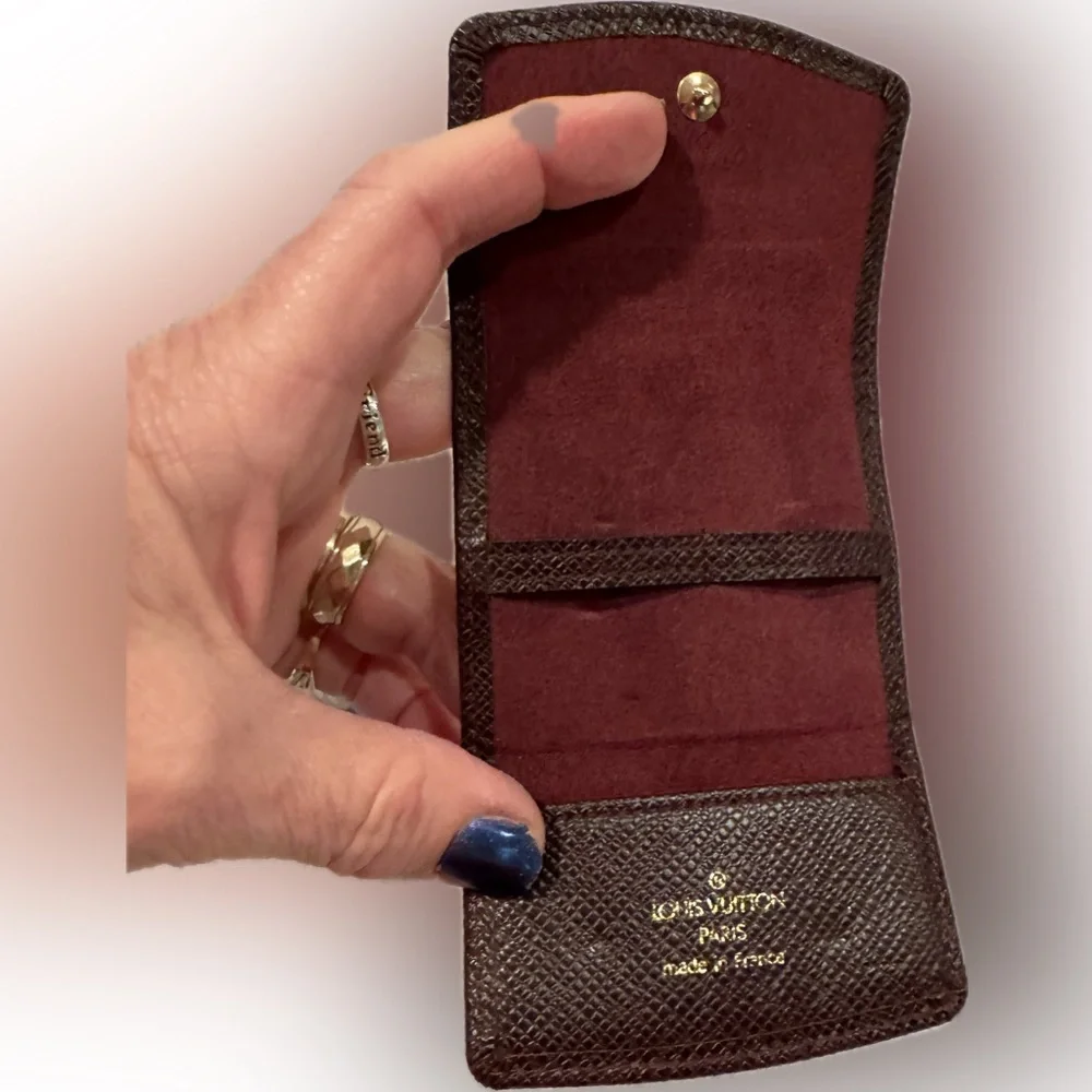 LOUIS VUITTON BORDEAUX COWHIDE LEATHER CUFFLINK POUCH IN UNUSED
AS NEW CONDITION - Picture 12 of 12